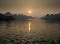 Halong_Bay_01.jpg