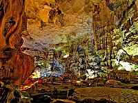 Halongbay_cave_3.jpg