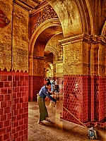 Mandalay_11_Mahamuni_Pagoda.jpg