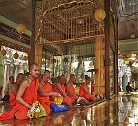 Shwedagon_Pagoda_02.jpg