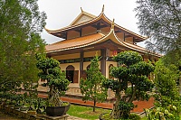 Truc_Lam_Temple_Dalat_01.jpg